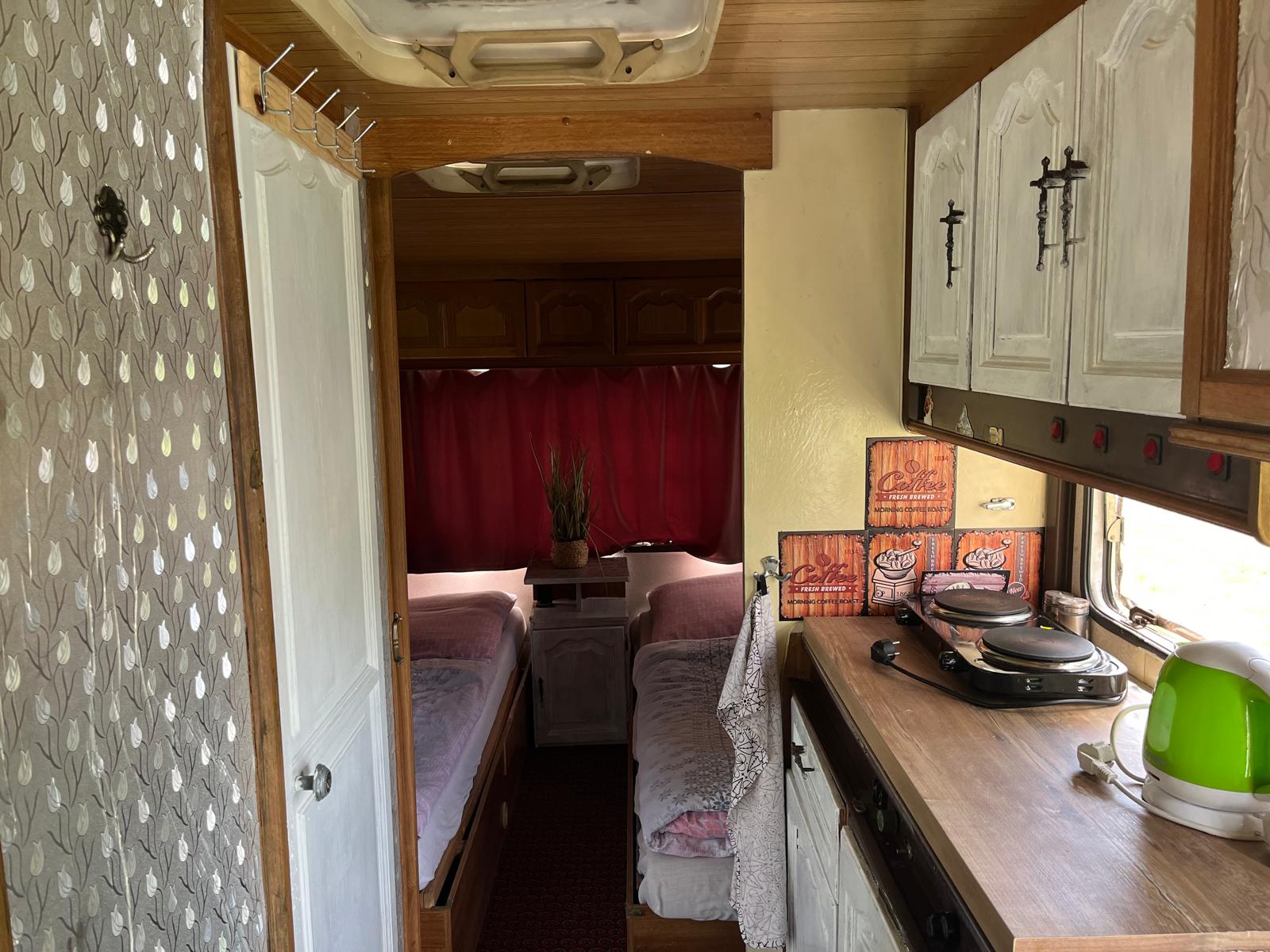 karavan 4dl 1.jpg